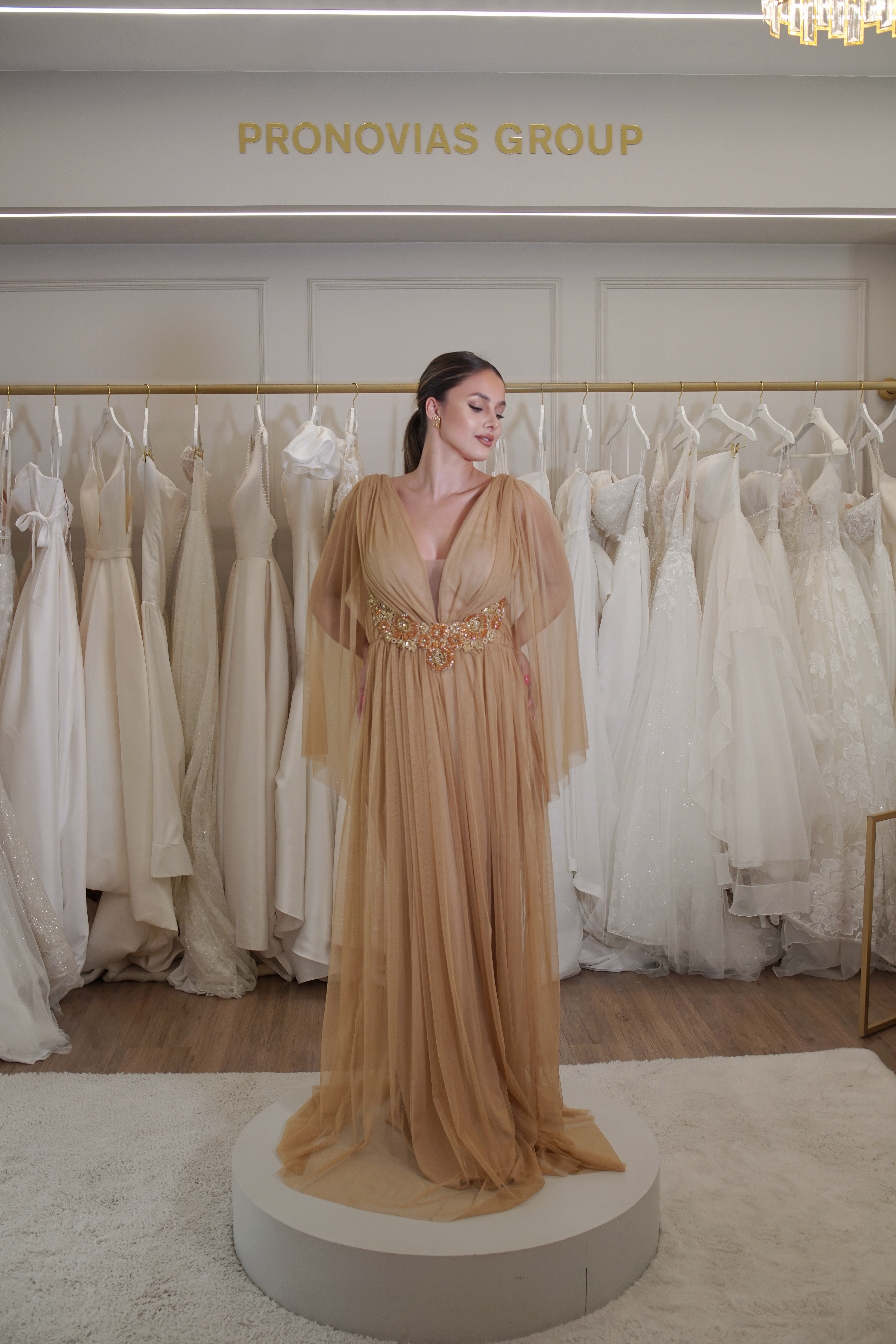 Vestido Nude com Capa