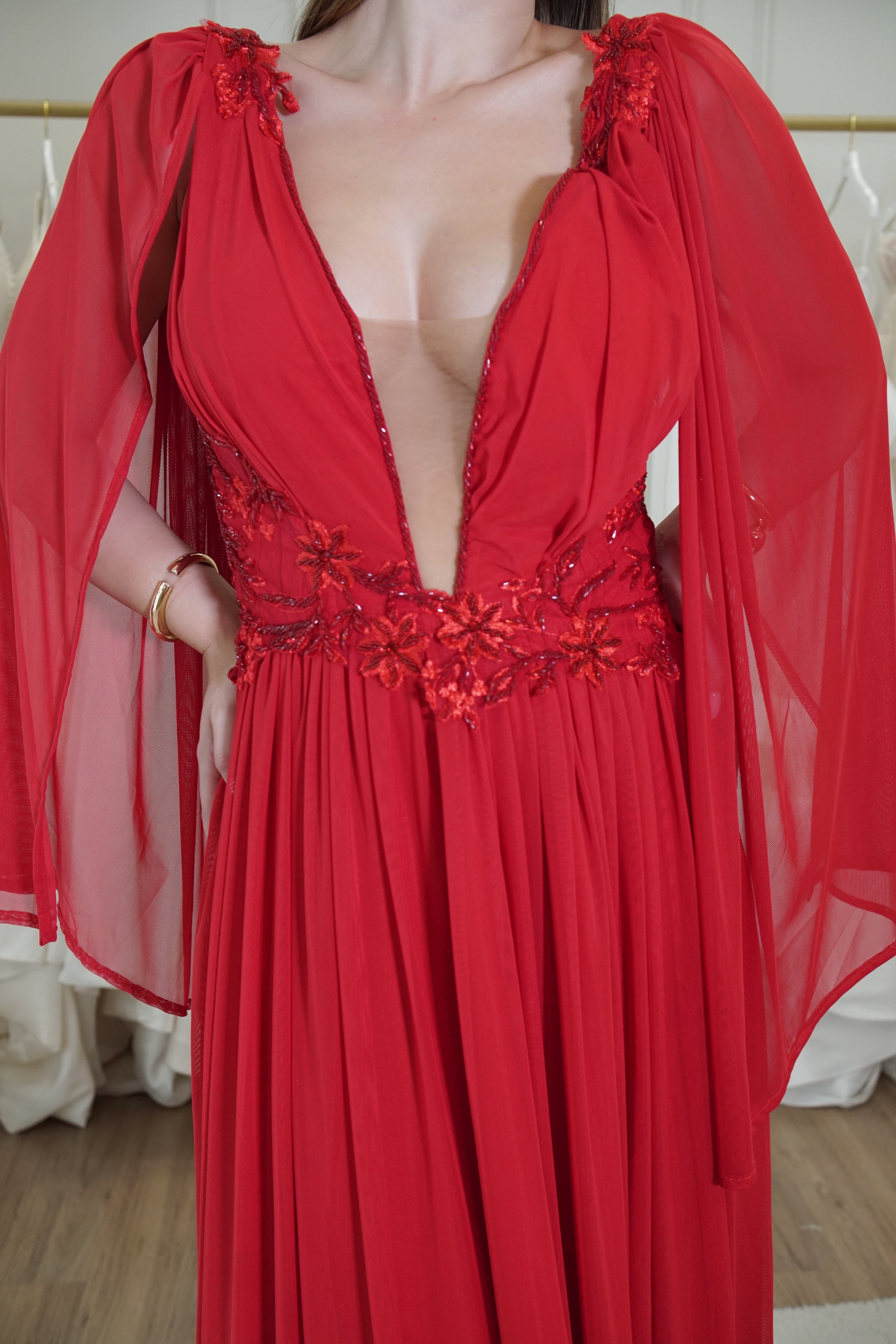Vestido Vermelho com Decote Profundo e Renda